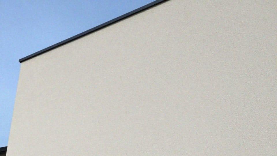 Jak wybrać farbę elewacyjną odporną na zabrudzenia i wilgoć?