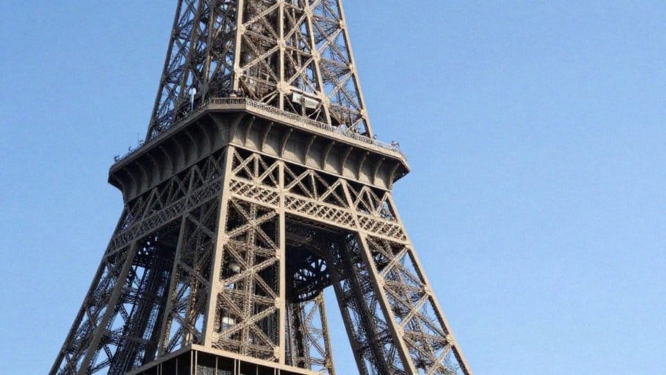 Czy Wieża Eiffla pełniła funkcję stacji nadawczej w 1967?