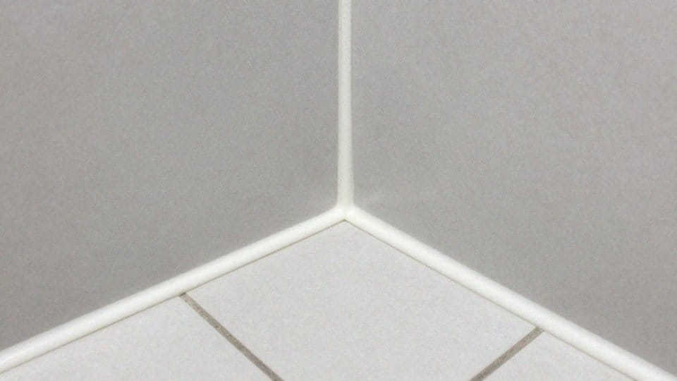 Jak uszczelnić połączenia przy ścianach i narożnikach?