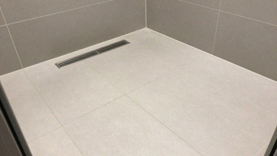 Jak skutecznie uszczelnić prysznic bez brodzika?