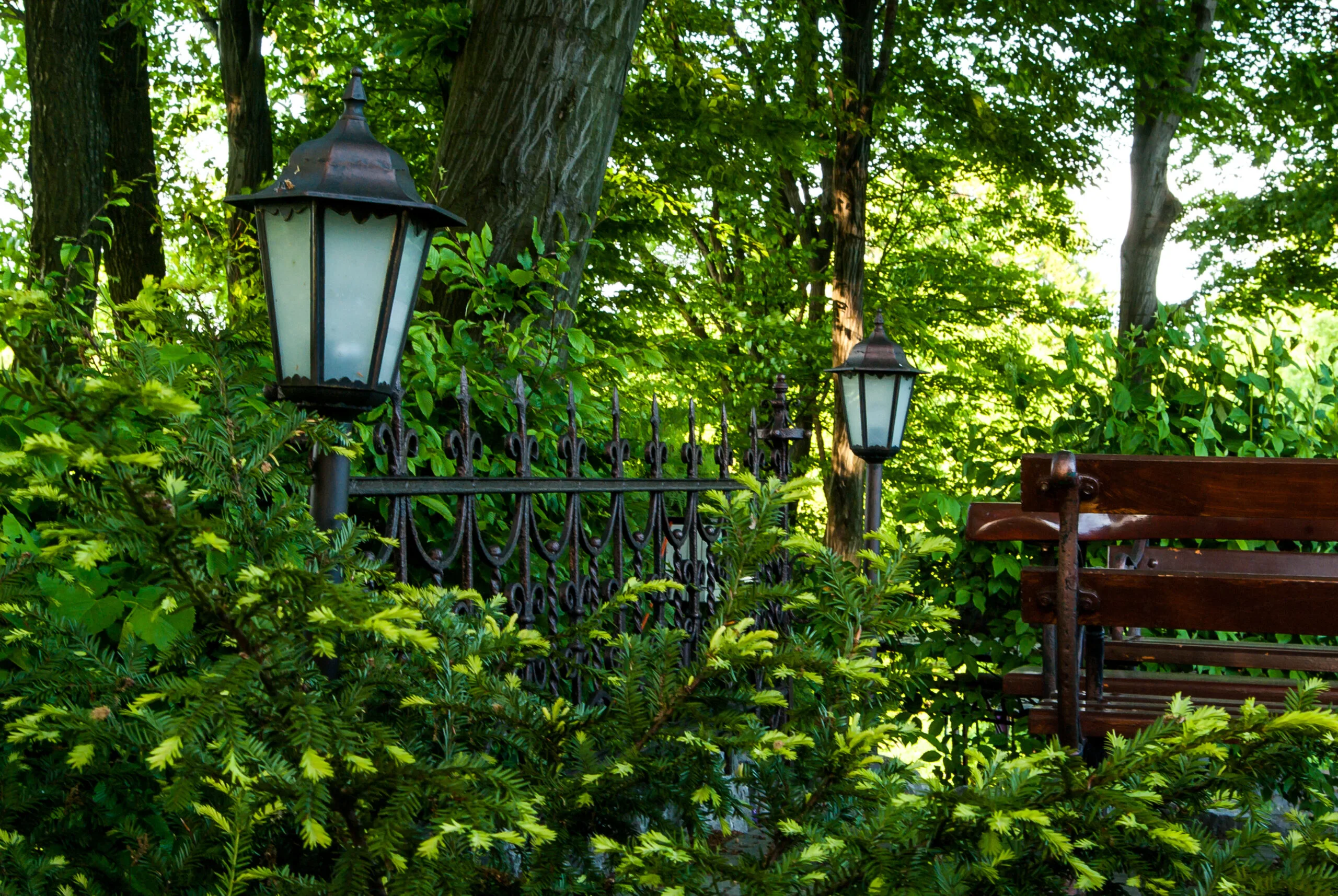 Wybierz idealną lampę do altany, która rozświetli Twój ogród